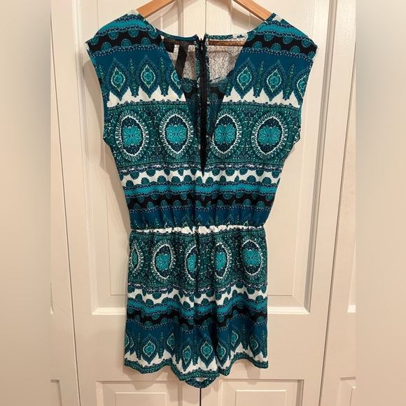 Chiffon romper with green& blue design and black lace back detail - Picture 5 of 9